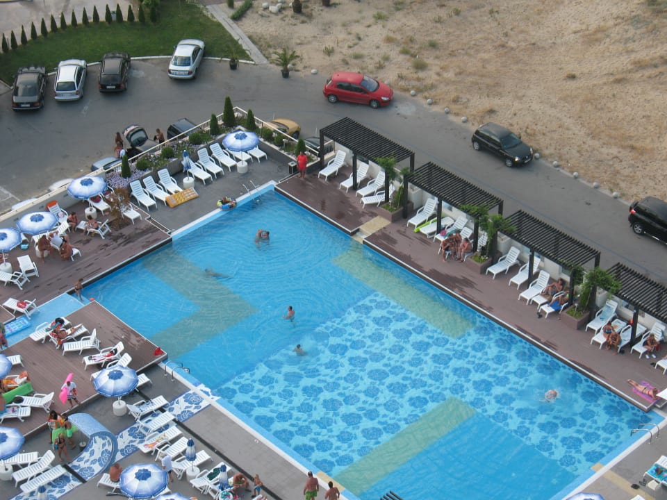 Der tiefer pool aus der 17 Etage Burgas Beach Hotel