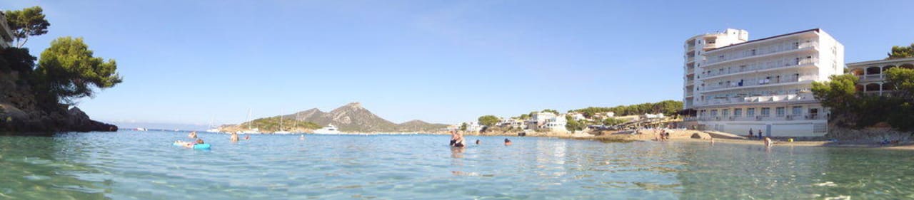 Foto aus der kleinen Bucht direkt vor dem Hotel Universal Hotel Aquamarin