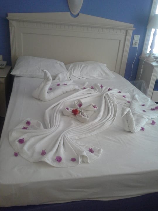 So schön wurde fast jeden Tag das Bett gestaltet. Club Turtas Beach Hotel