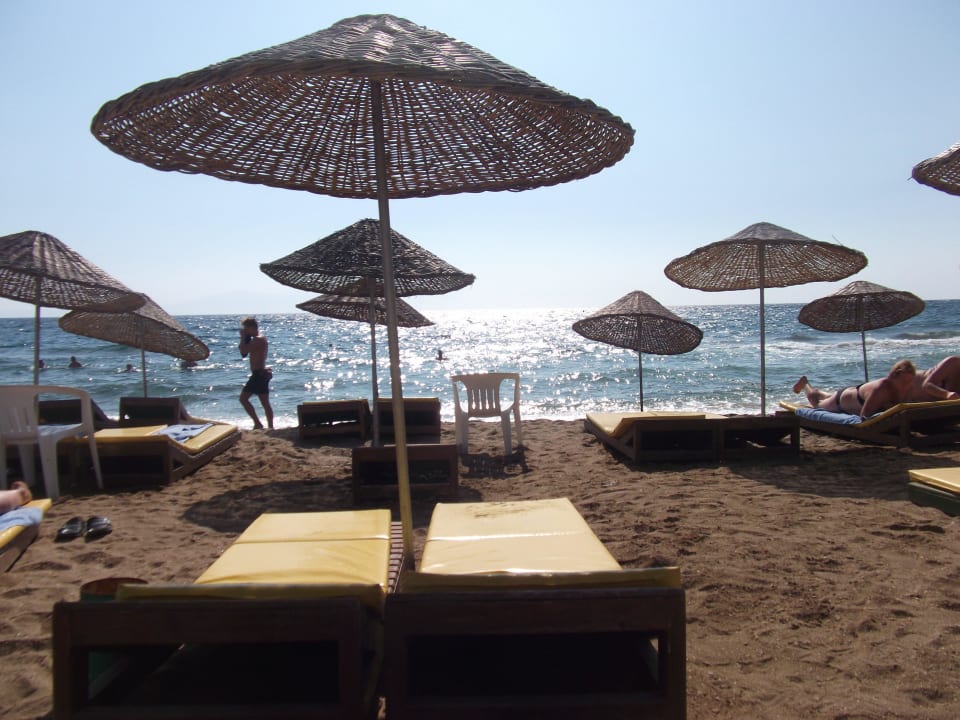 Etwas ungemütliche Liegen Hotel Grand Efe