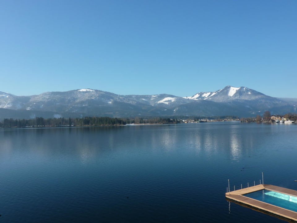 Ausblick vom Balkon auf Wolfgangsee und Berge Romantik Hotel Im Weissen Rössl