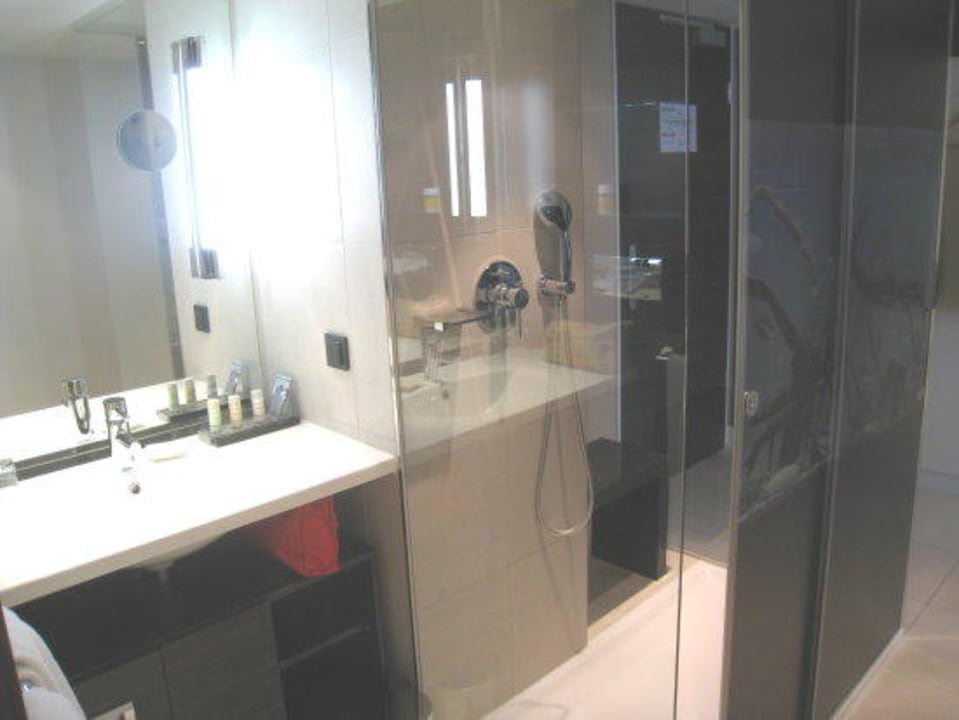 Bad mit schöne Dusche Radisson Blu Hotel Leipzig