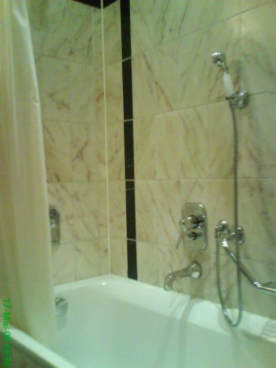 Bad und Duschbereich Le Méridien Grand Hotel Nürnberg