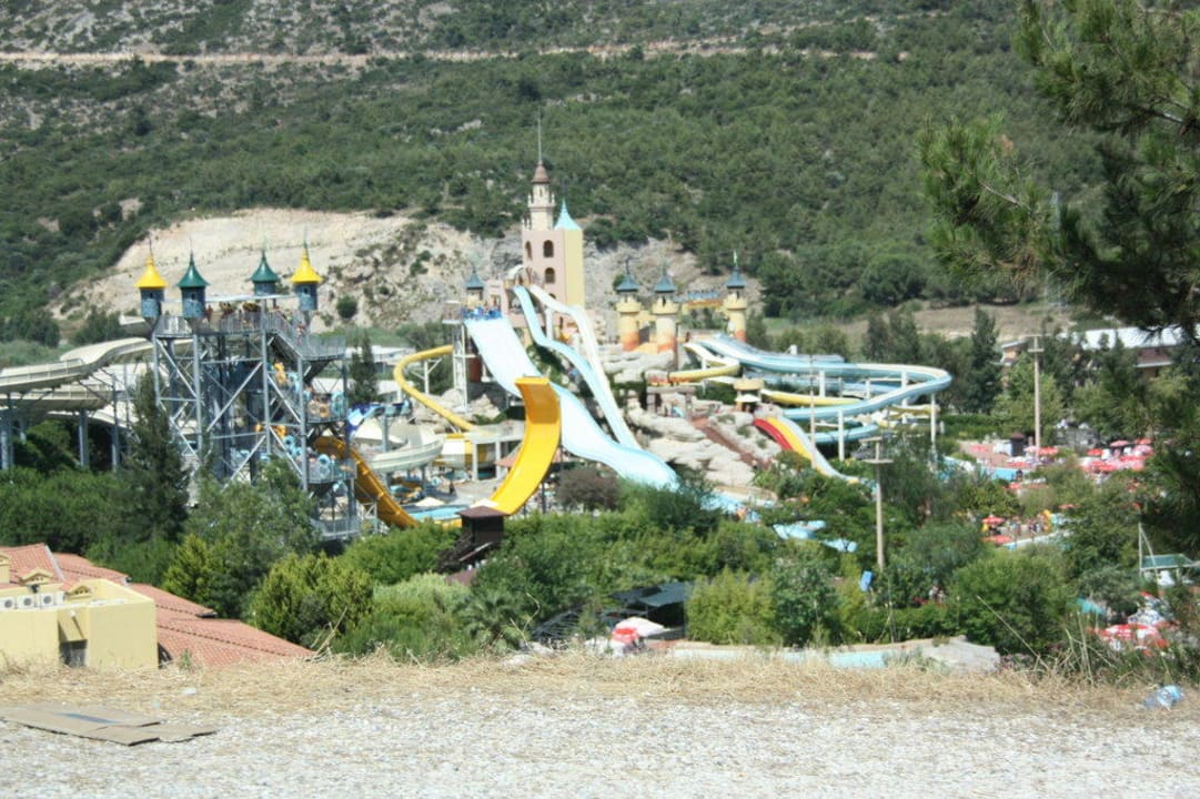 Blick vom benachbarten Hügel Aqua Fantasy Aquapark Hotel & Spa