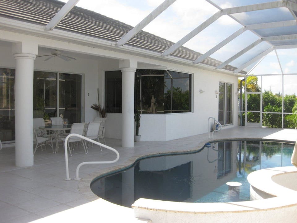 Poolanlage Villa Lake Lupine