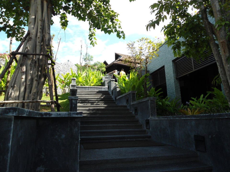 Nochmals ein steiler Weg zum Frühstück Nora Buri Resort & Spa