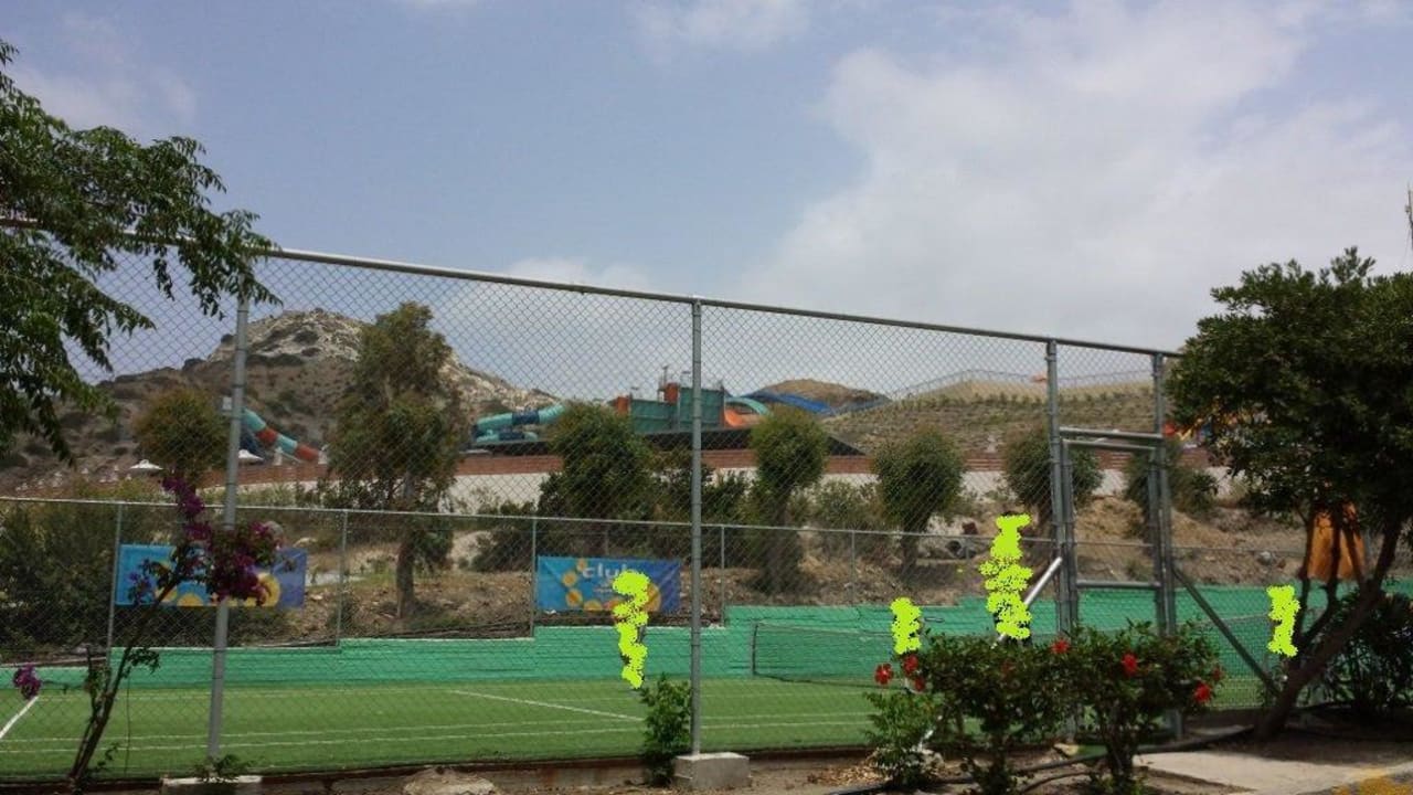 Blick von unten zum Aquapark Porto Bello Beach