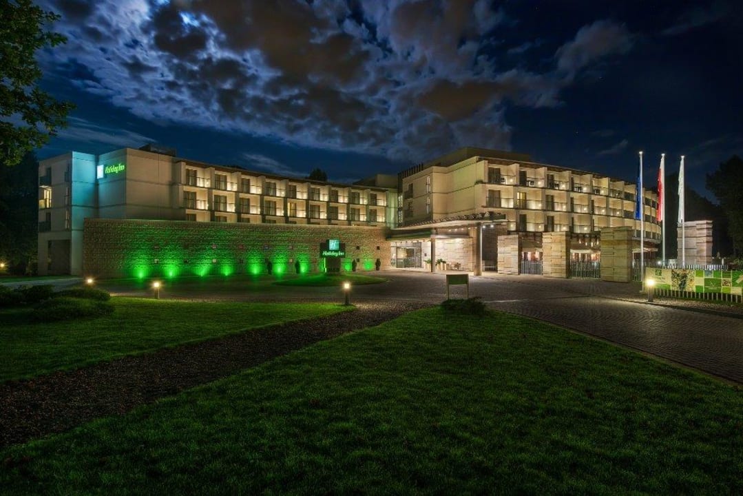 Holiday Inn Warszawa Józefów nocą Holiday Inn Warszawa Józefów