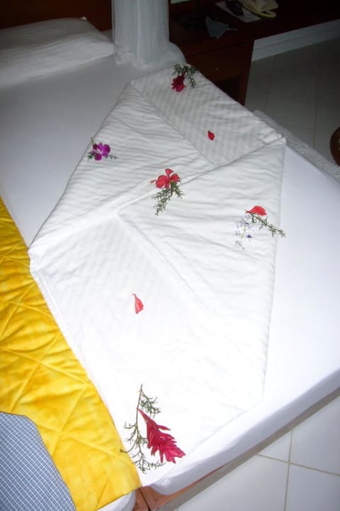 Dekoration auf dem Bett Hotel Lanka Princess Ayurveda