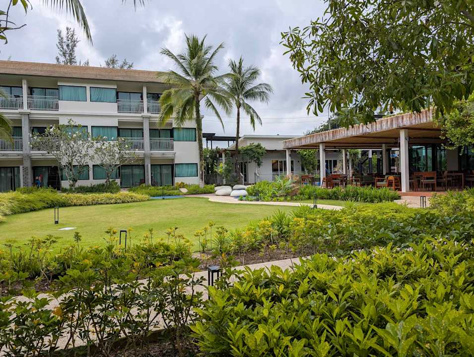 Gartenanlage Outrigger Khao Lak Beach Resort