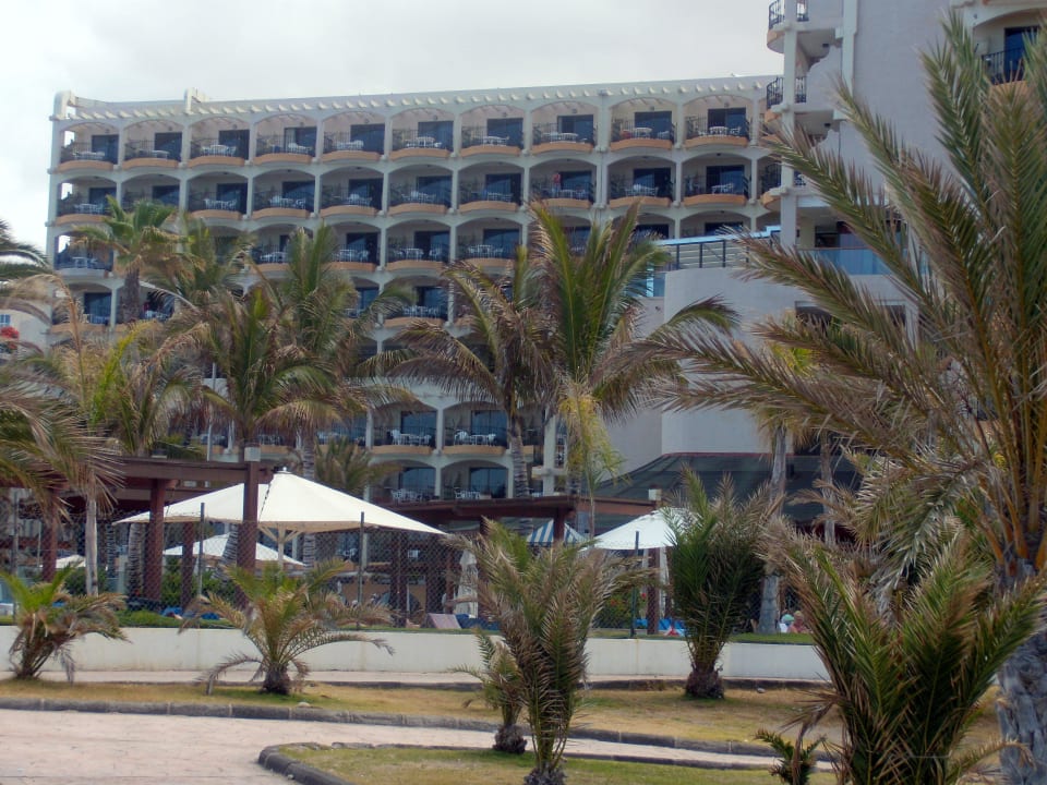 Blick auf die Hotelrückseite vom Meer aus Bull Dorado Beach & Spa