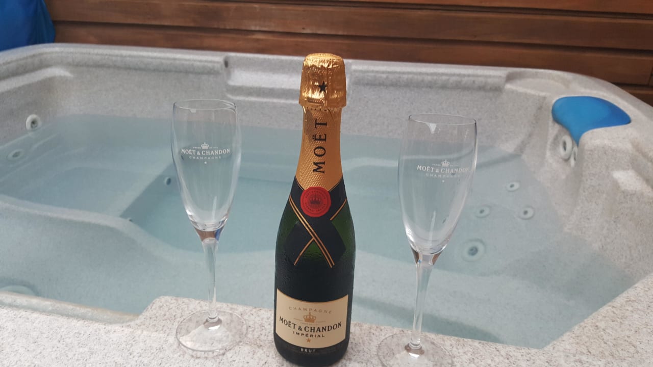 Wasservilla Flasche Champagner Moët Meeru Maldives Resort Island