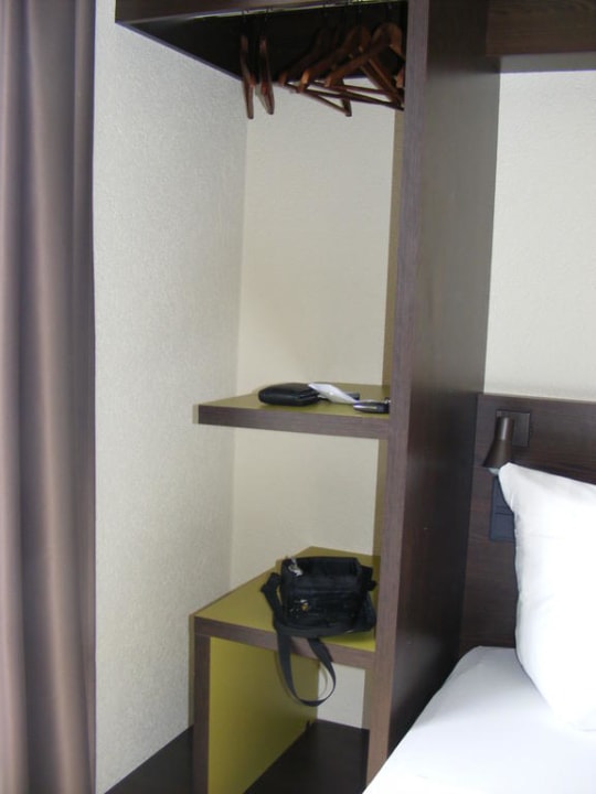 Kleiderschrank MEININGER Hotel Berlin Hauptbahnhof