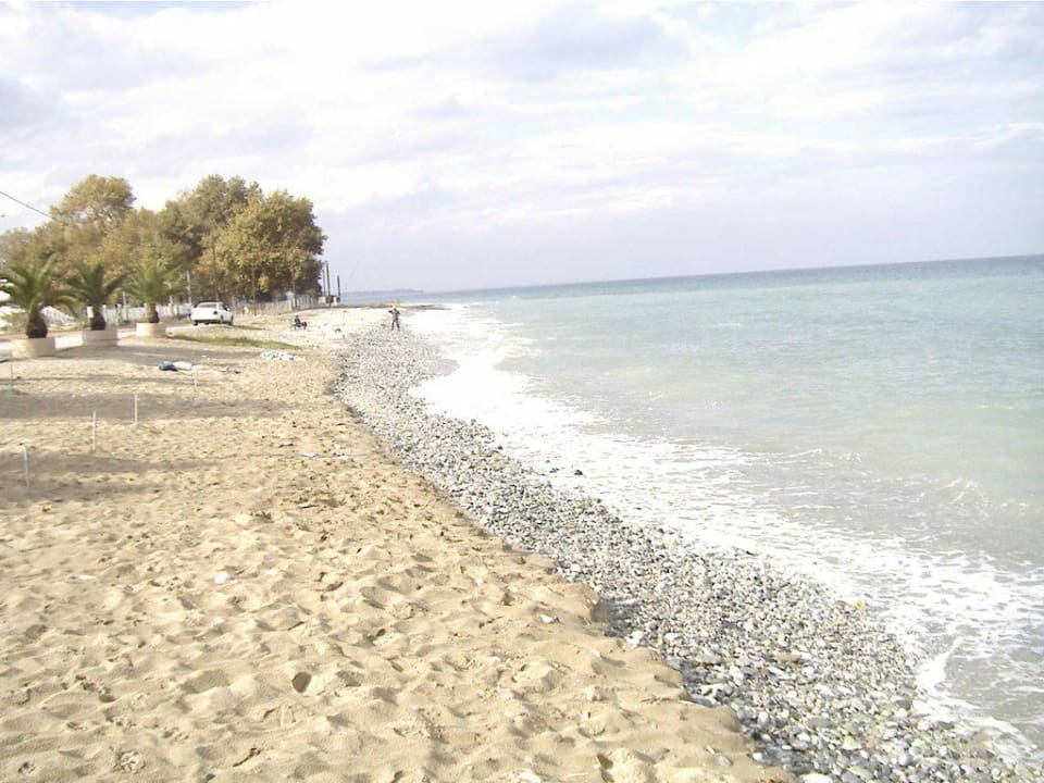 Strandpanorama direkt vorm Hotel alltoura Club Hotel Poseidon Palace