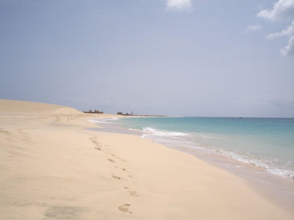 Strand mit Hotel im Hintergrund Hotel Riu Funana
