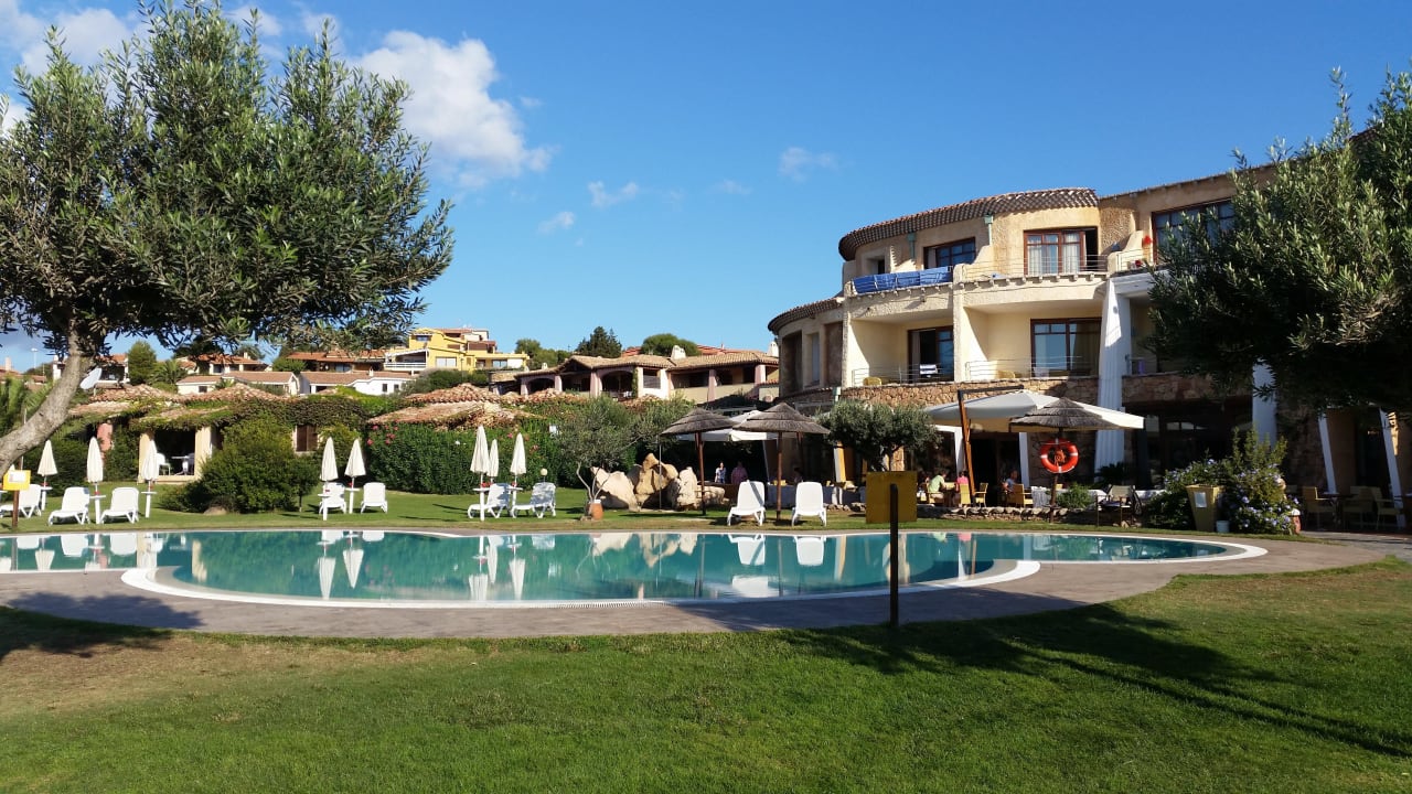 Gepflegter Rasen um den Pool Appartments Baia Caddinas Clubresidence