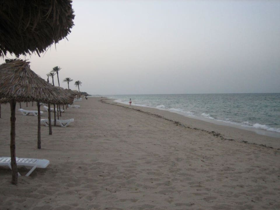 Endlos wirkender Sandstrand(bei Abenddämmerung) Zita Beach Resort