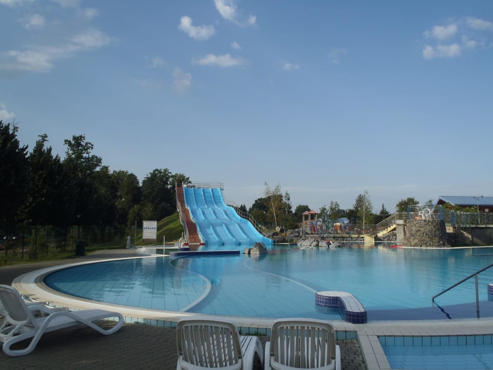 Außenpool mit Rutsche Park Inn by Radisson Sárvár  Resort & Spa