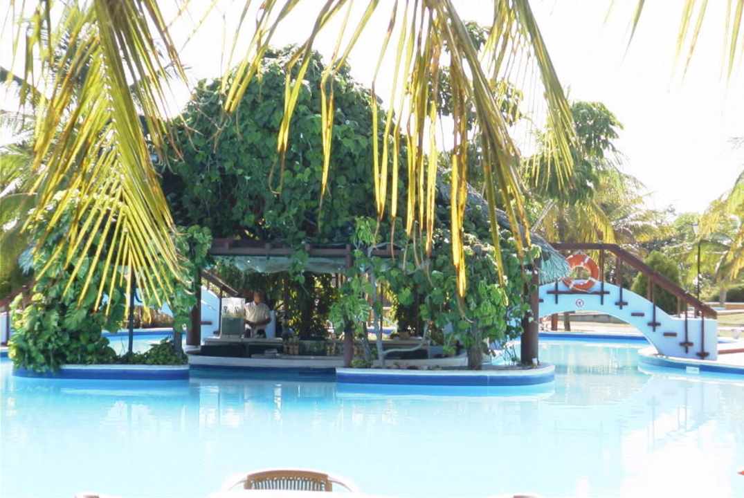 Bar im unteren, kleineren Pool Brisas Guardalavaca Hotel & Villas