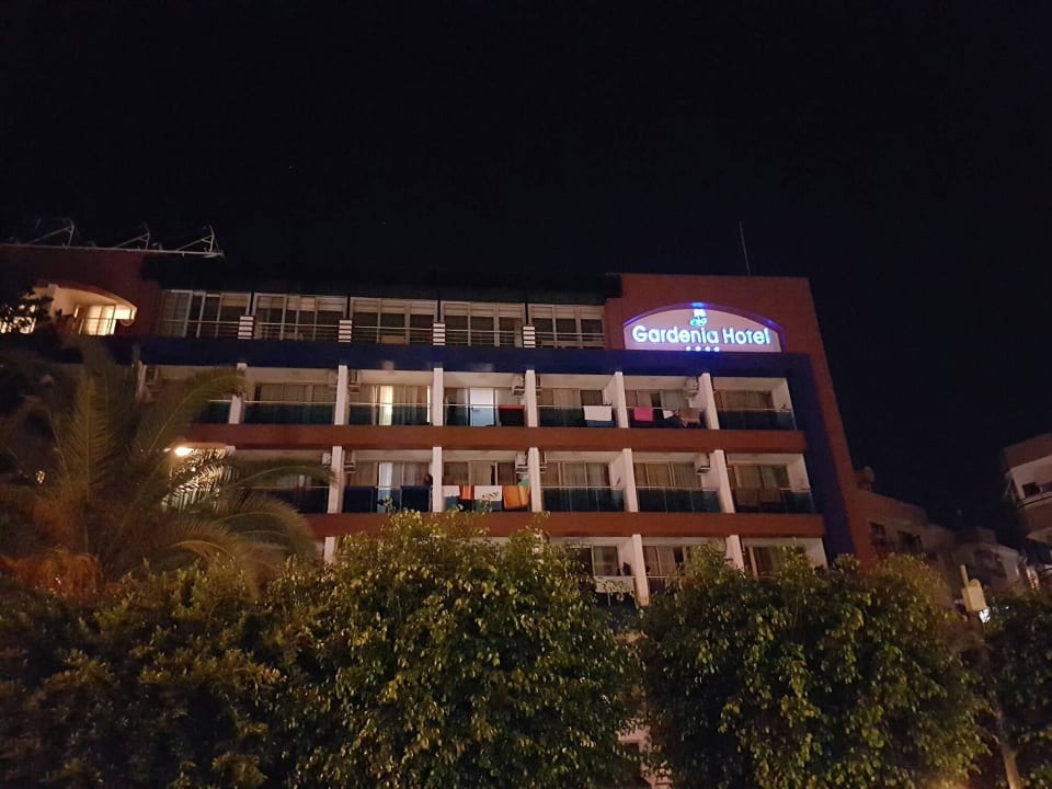 Blick auf das Hotel bei Nacht Gardenia Hotel