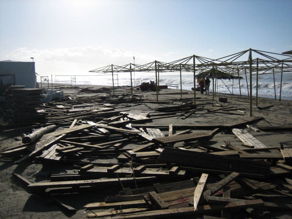 Nach dem Sturm. Das sind die Reste der Seebrücke. Selectum Family Comfort Side