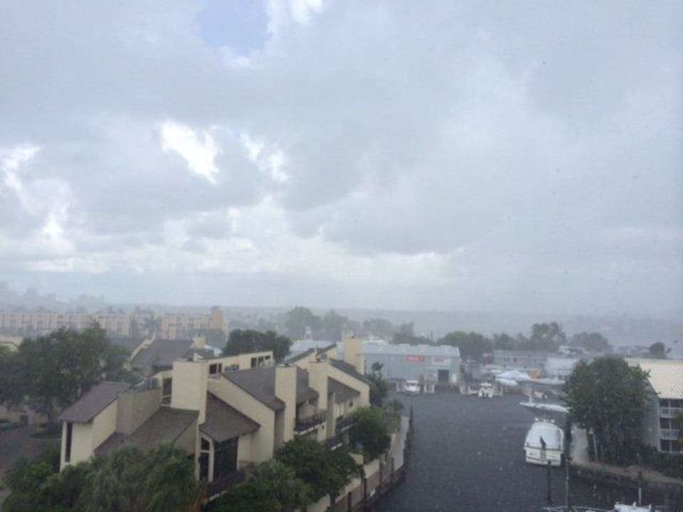 Ausblick bei Bewölkung und Schauer Hotel Hilton Fort Lauderdale Marina