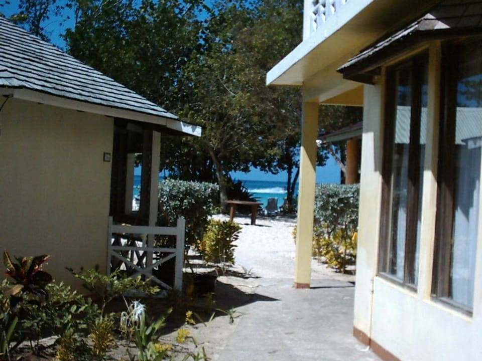 Merrils III - Weg zum Strand Merril's Beach Resort