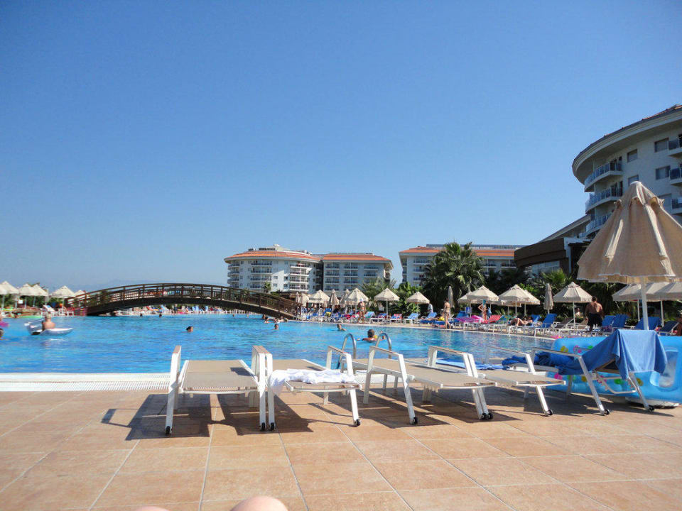 Pool mit Liegen und Brücke Seaden Sea World Resort & Spa