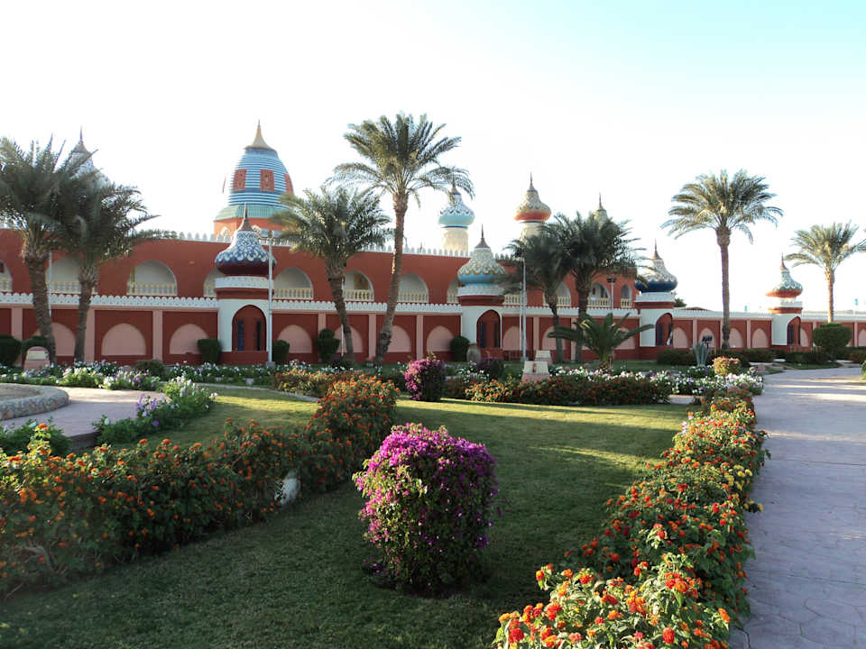 Vor dem Hotel Pickalbatros Alf Leila Wa Leila Resort - Neverland Hurghada