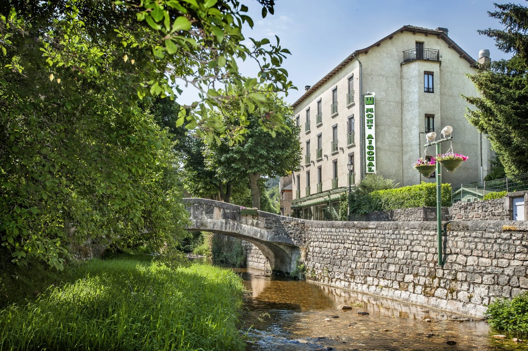 Das Hotel gesehen vom Fluss Bethuzon Hotel Logis le Mont Aigoual