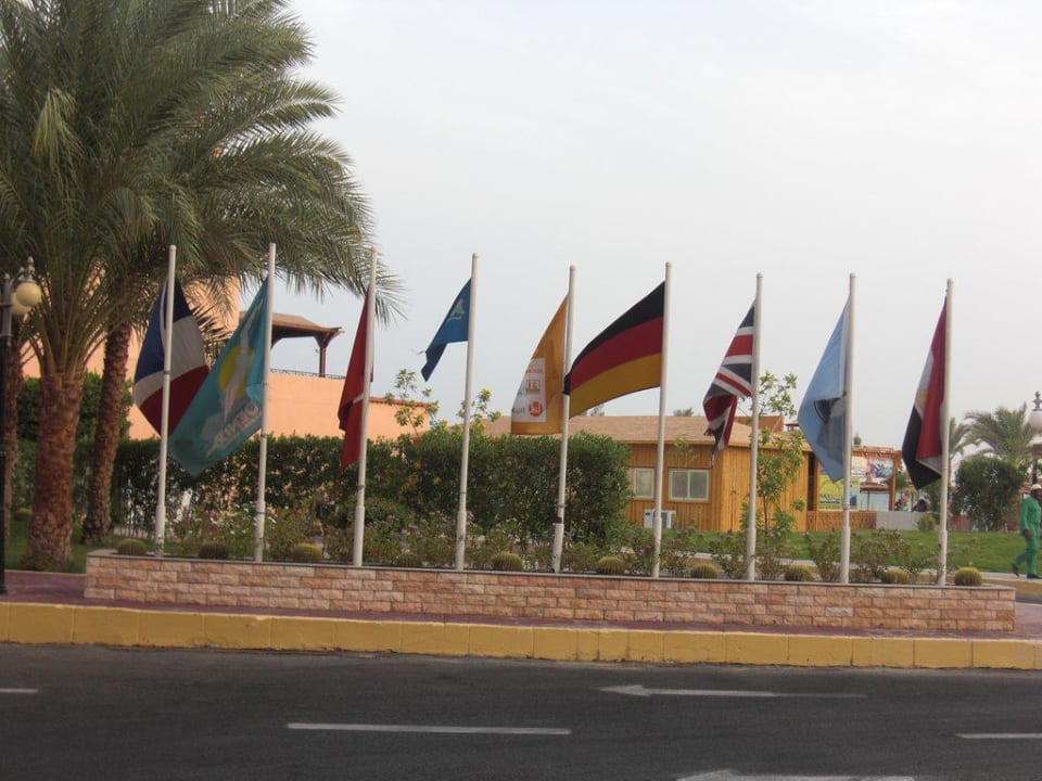 Fahnen vor der Hotel-Lobby Beach Albatros Resort