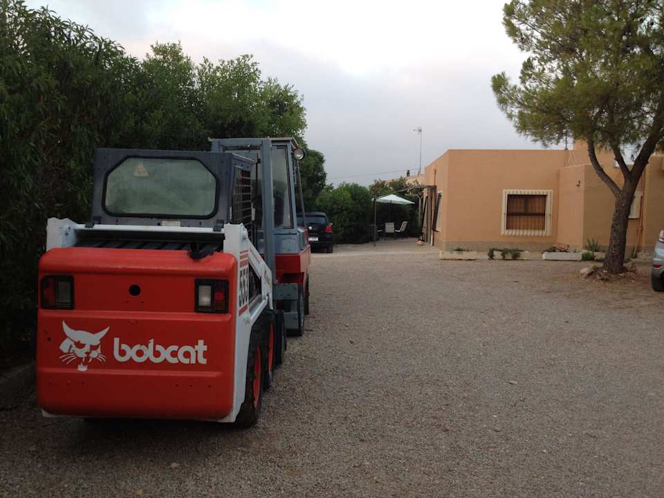 Bagger neben Finca Finca Kalotta