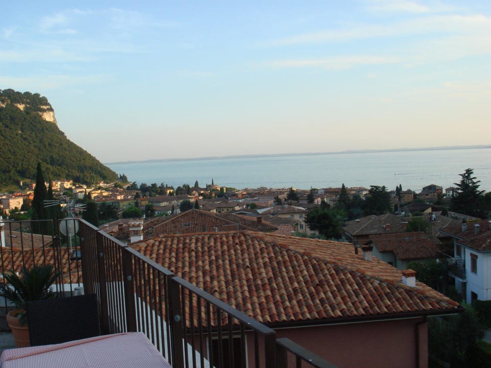Ausblick von der Frühstücksterrasse zum Gardasee Villa Ca Nova
