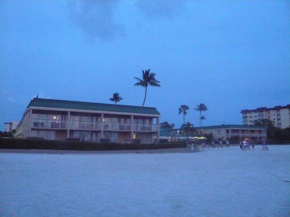 Blick auf den vorderen Gebäudekomplex Wyndham Garden Hotel Fort Myers Beach