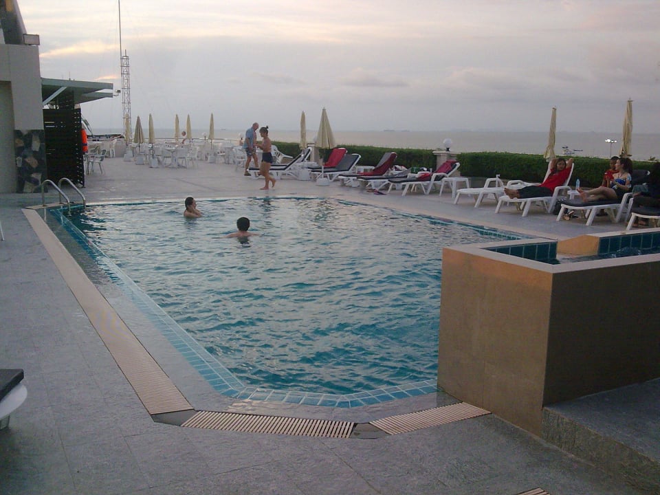 Dachpool 6. Stock. Blick nach Norden Hotel Flipper Lodge