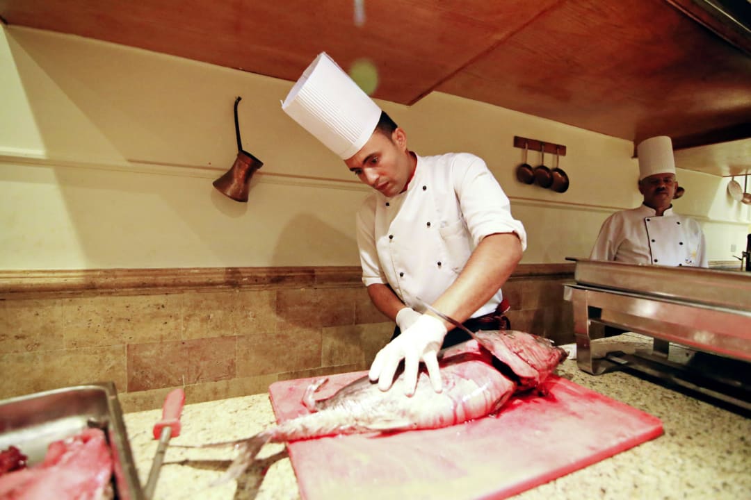 Повар готовит тунца. Shams Safaga Resort