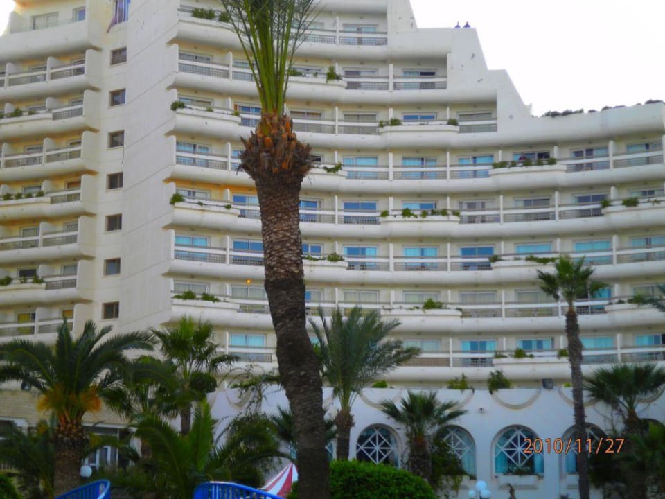 Vom Pool auf den linken Zimmerbereich Riadh Palms Resort & Spa