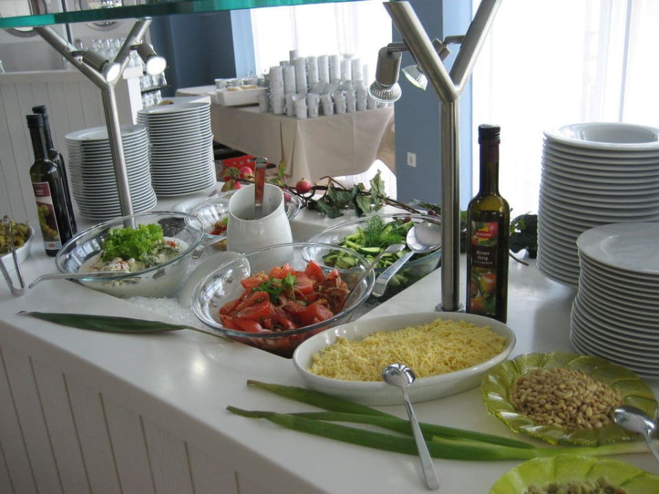 Am Salatbuffet Precise Resort Hafendorf Rheinsberg