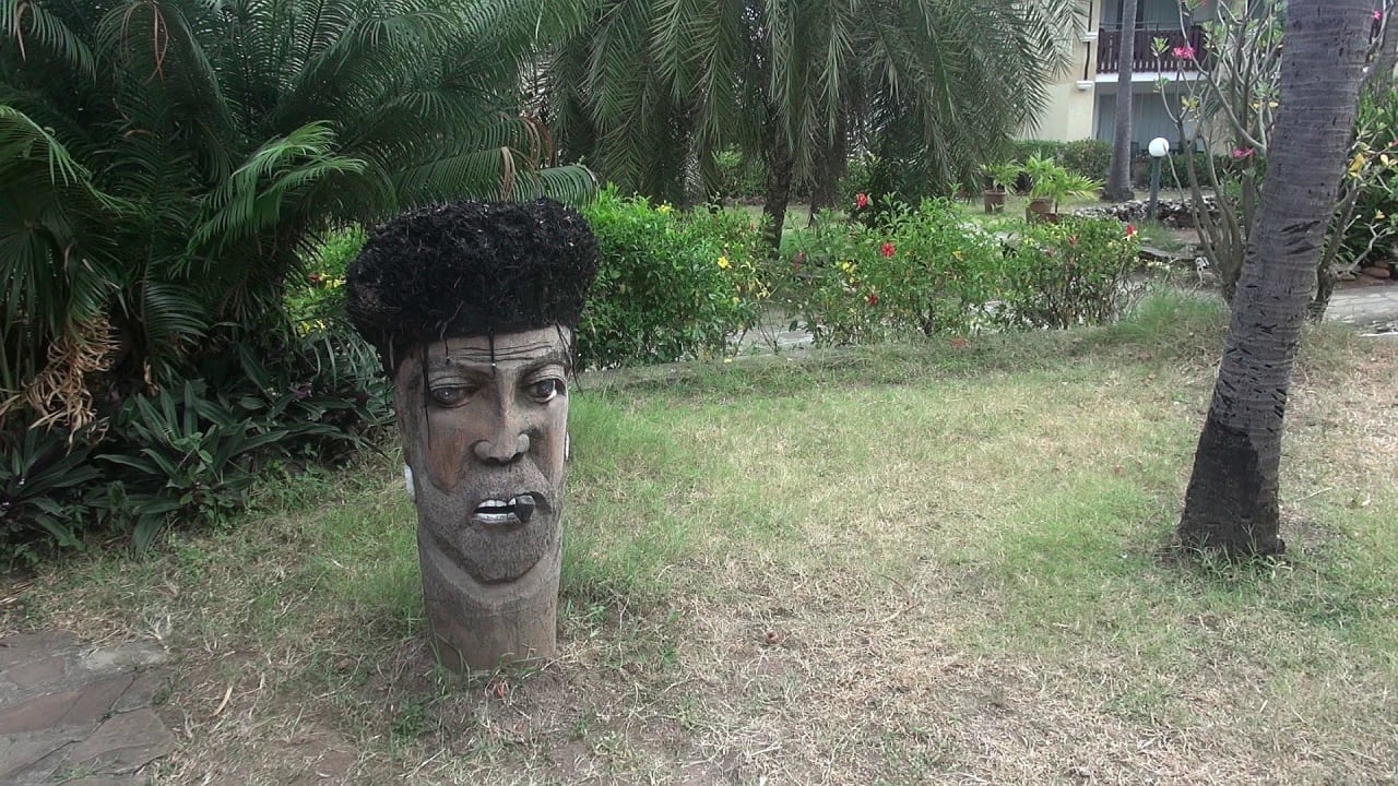 Kunstwerk aus Palmenstamm Bahari Beach Hotel