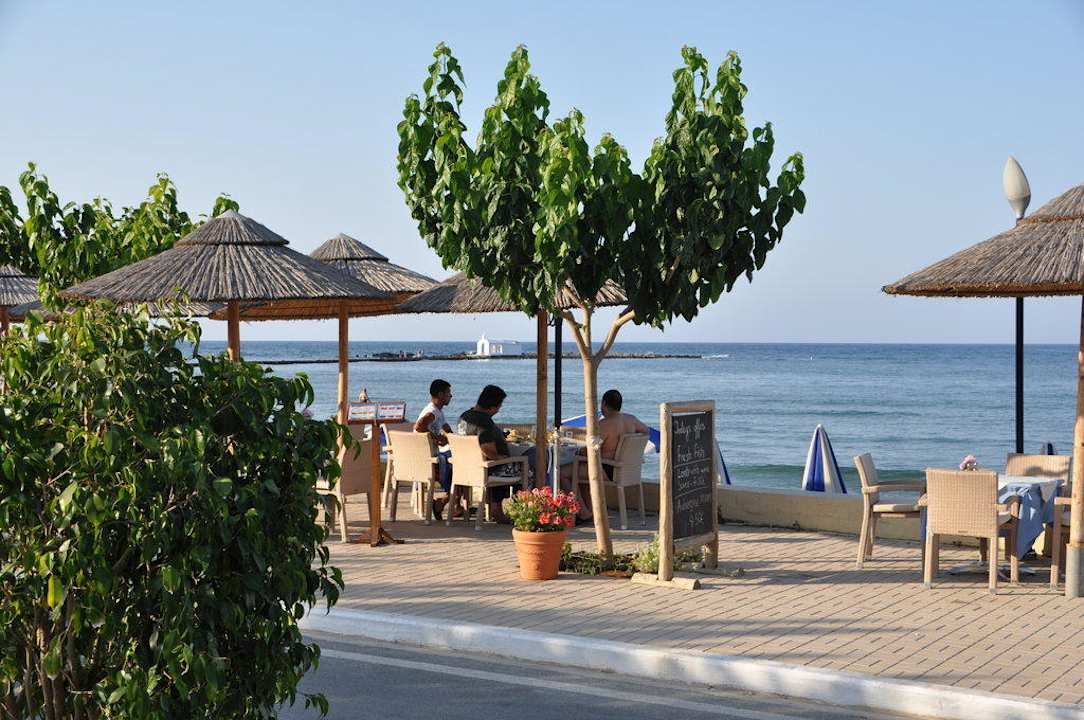 Essen auf der Strandpromenade Hotel Corissia Princess