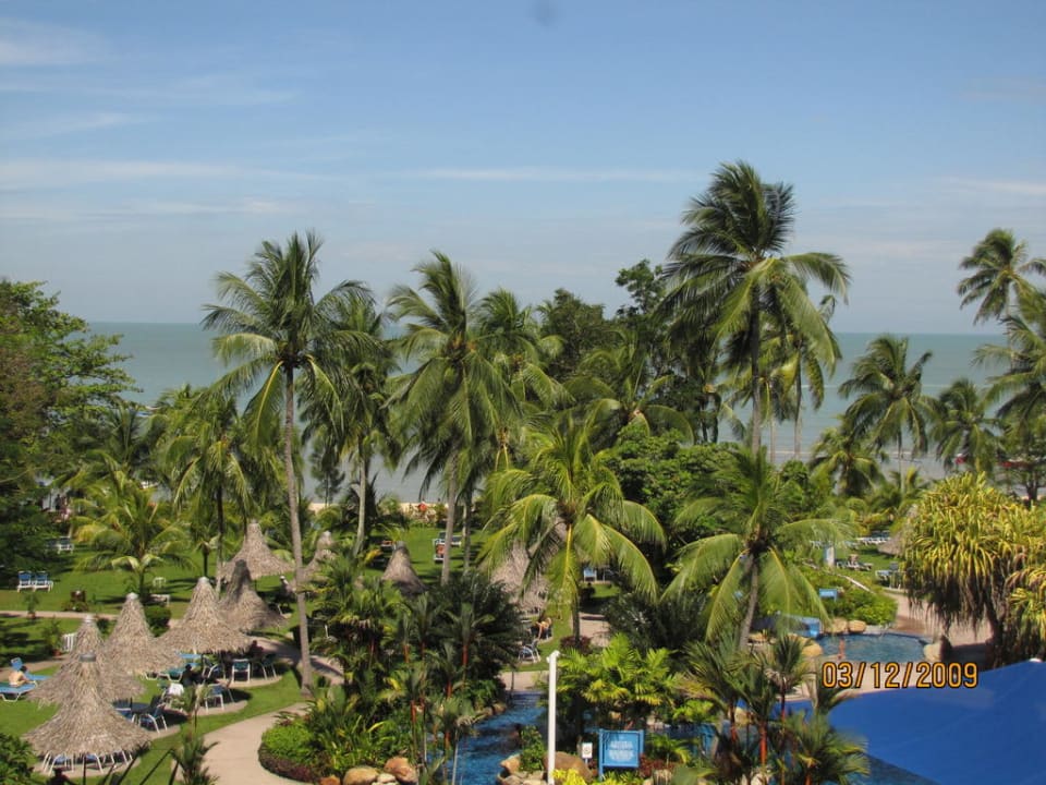 View from Deluxe seafacing room Hotel Shangri-La Golden Sands Resort