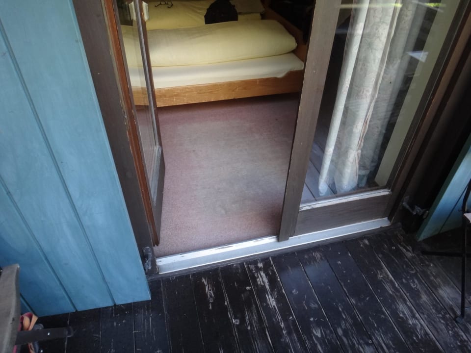 Abgeschabter Teppich und Holzboden Hotel Zur Schanz