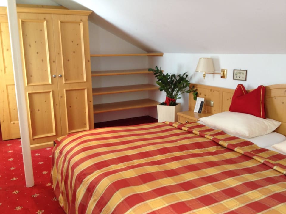 Schlafbereich mit viel Stauram Hotel Tannbergerhof