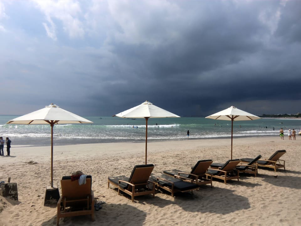 Strand bei aufziehendem Gewitter Bali Garden Beach Resort