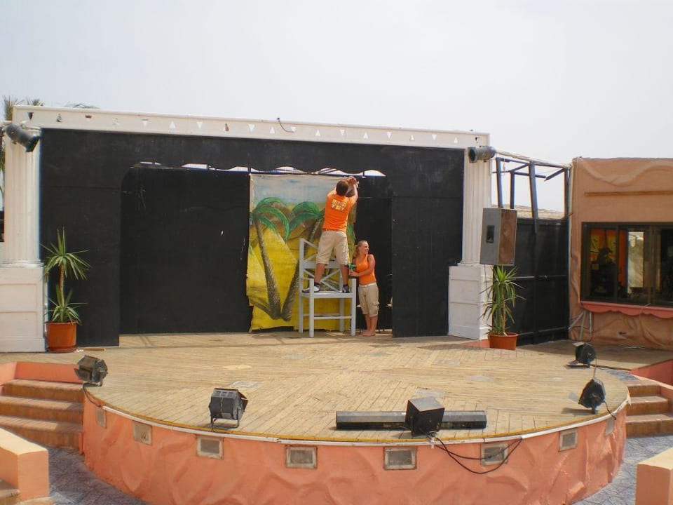 Animateure beim Aufbau der Dekoration Eagles Paradise Abu Soma