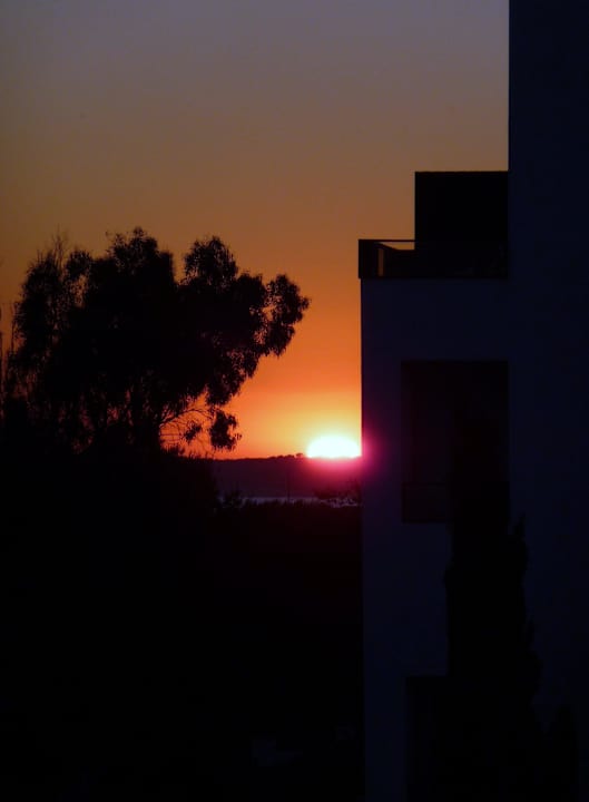 Die Abendsonne geht neben dem Hotel unter Fuerte Conil-Resort