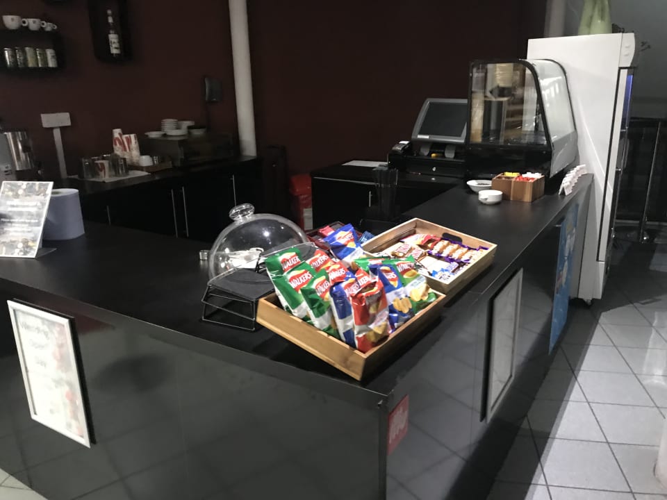 Kleiner Verkaufstresen in der Lobby Pendulum Hotel