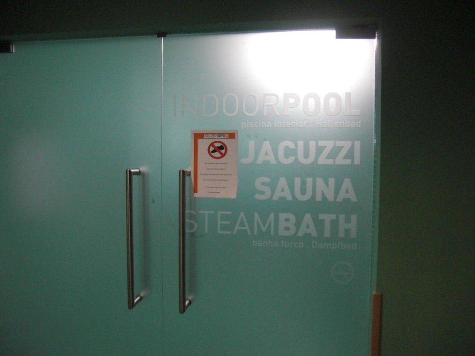 Tür zum Innenpool, Sauna und tollem Jacuzzibecken Hotel Golden Residence