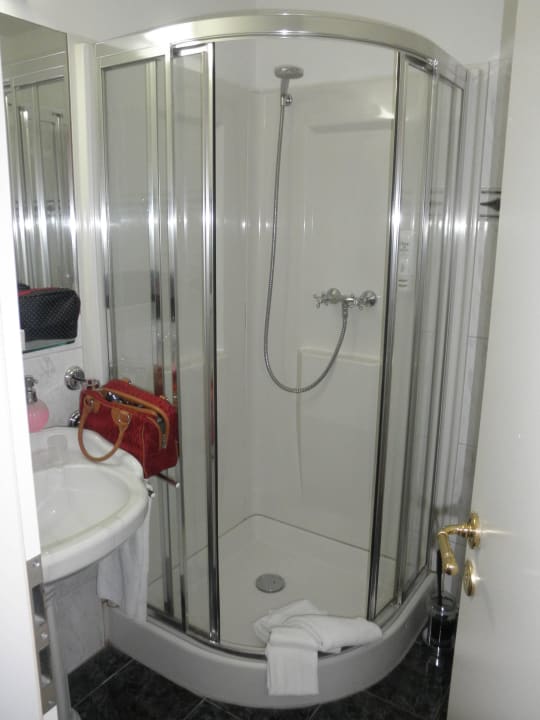 Eck- Dusche im Bad Hotel Elefant