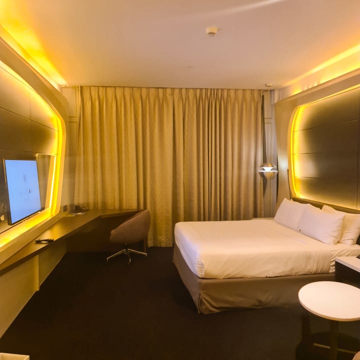 Zimmer V Hotel Dubai, Curio Collection by Hilton